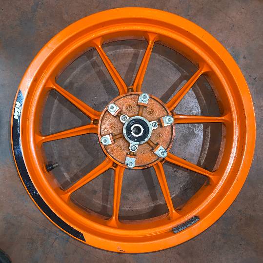 Llanta trasera KTM Duke 125 Orange. 
