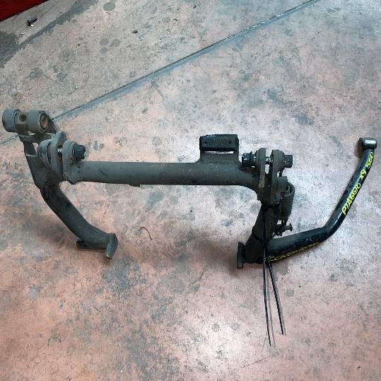 Caballete central Piaggio X9 500. 