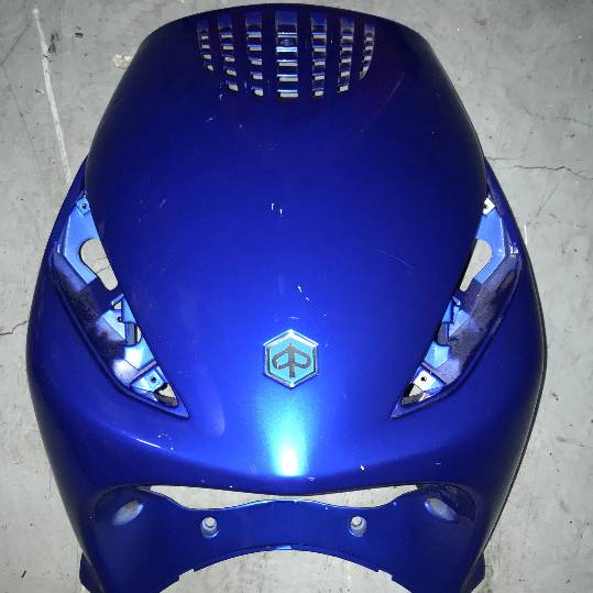 Escudo frontal Piaggio zip azul sideral. 