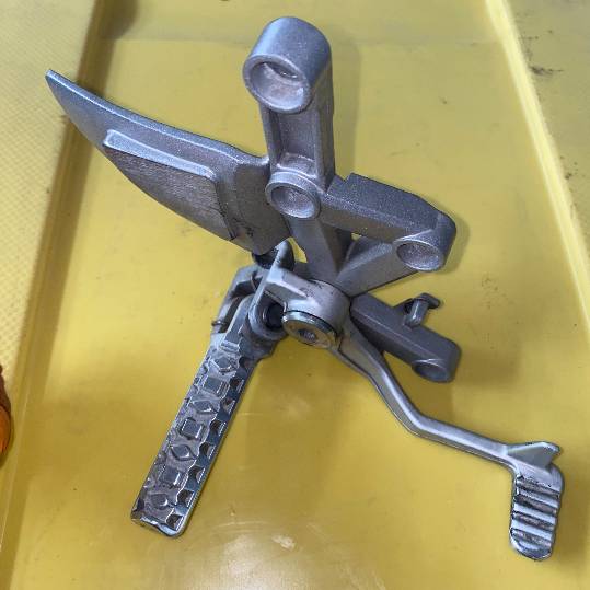 Estribera derecha Triumph TT600 2001.