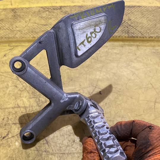 Estribera izquierda Triumph TT600. 2001.