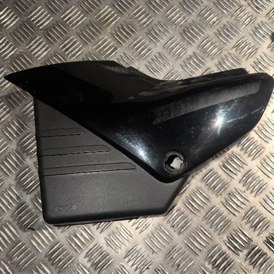 Tapa lateral izquierda Yamaha YBR 125 (2005-2006)