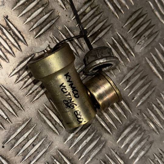 Casquillo y tuerca rueda trasera Kymco Xciting 500i (2008-2009)