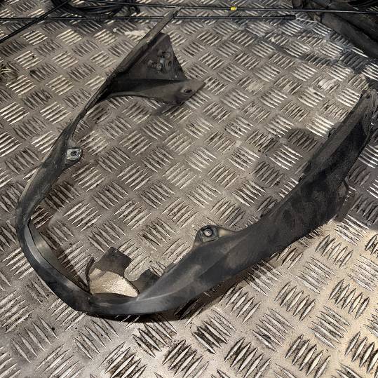 Embellecedor, colin bajo escape Yamaha FZ6 Fazer. 