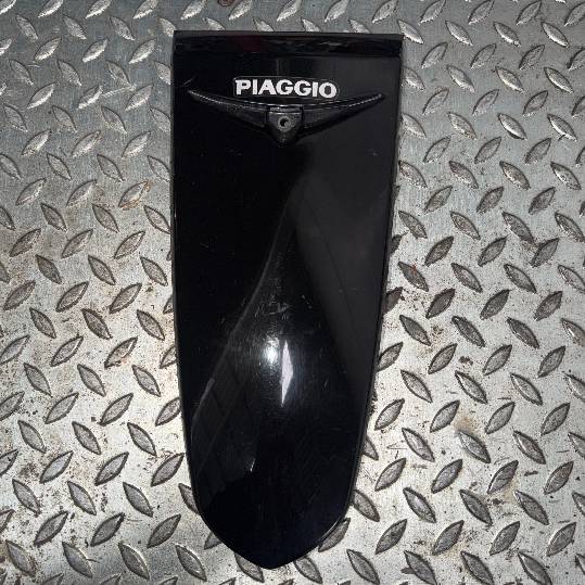 Tapa frontal, corbata Piaggio Fly (1ª serie) Negro. 