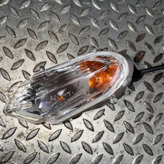 Intermitente delantero izquierdo Kymco Agility City 1ª Serie. 