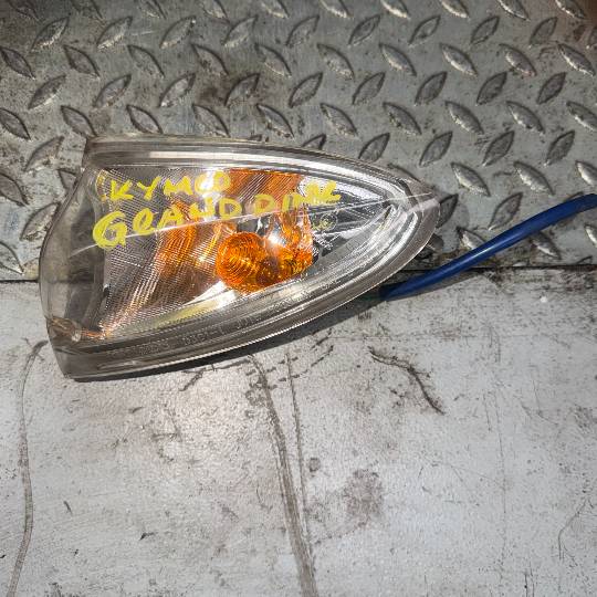 Intermitente delantero izquierdo Kymco Grand Dink 125. (05-10)