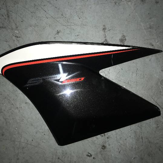 Tapa latera trasera izquieda Aprilia SRV 850